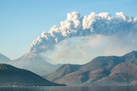 FOTO: Penampakan Letusan Gunung Lewotobi Laki-Laki yang Picu Penerbangan di Bandara Lombok Batal