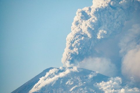 FOTO: Penampakan Letusan Gunung Lewotobi Laki-Laki yang Picu Penerbangan di Bandara Lombok Batal