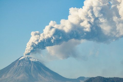 FOTO: Penampakan Letusan Gunung Lewotobi Laki-Laki yang Picu Penerbangan di Bandara Lombok Batal