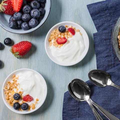 Apa Sih Sebenarnya Perbedaan Manfaat antara Greek Yogurt dan Yogurt Biasa?