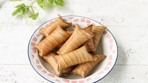 lepet daun kelapa