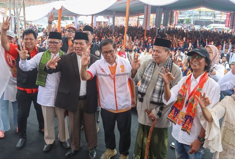 FOTO: Pukul Kentungan, Pramono Anung Resmikan Posko Pemenangan dan Gerakan Jaga TPS Pilkada Jakarta