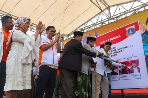 FOTO: Pukul Kentungan, Pramono Anung Resmikan Posko Pemenangan dan Gerakan Jaga TPS Pilkada Jakarta