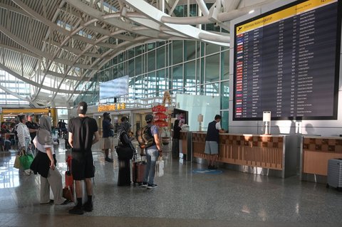 FOTO: Potret Bule 'Ngemper' di Bandara Ngurah Rai Imbas Letusan Gunung Lewotobi Laki-Laki