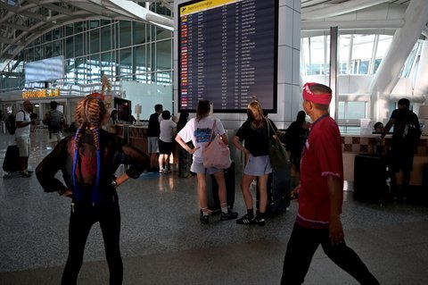 FOTO: Potret Bule 'Ngemper' di Bandara Ngurah Rai Imbas Letusan Gunung Lewotobi Laki-Laki