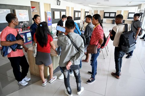 FOTO: Potret Bule 'Ngemper' di Bandara Ngurah Rai Imbas Letusan Gunung Lewotobi Laki-Laki