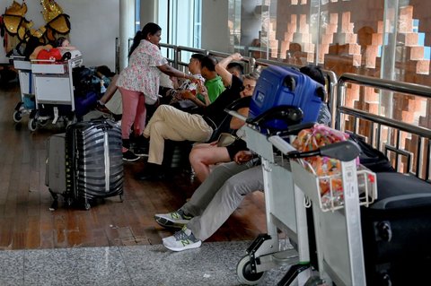 FOTO: Potret Bule 'Ngemper' di Bandara Ngurah Rai Imbas Letusan Gunung Lewotobi Laki-Laki