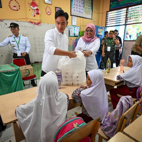 Wapres Gibran Tinjau Program Makan Bergizi Gratis di SDN 103 Inpres Hasanuddin