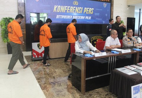 FOTO: Bareskrim Polri Tangkap Tersangka Pemilik Situs Video Porno Anak di Pangandaran, Beroperasi Sejak 2015