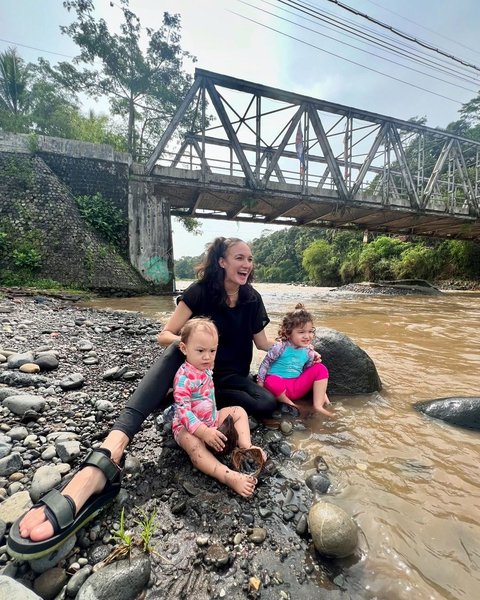 8 Foto Nadine Chandrawinata Mengajak Djiwa dan Djala Bermain di Sungai, Pasir, dan Air