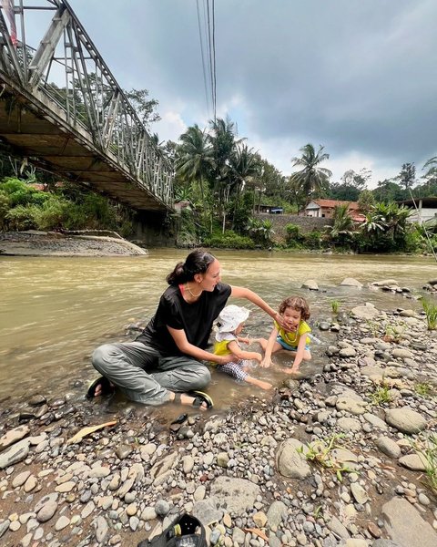 8 Foto Nadine Chandrawinata Mengajak Djiwa dan Djala Bermain di Sungai, Pasir, dan Air