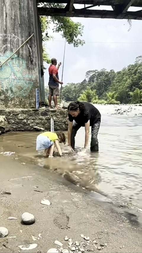 8 Foto Nadine Chandrawinata Mengajak Djiwa dan Djala Bermain di Sungai, Pasir, dan Air