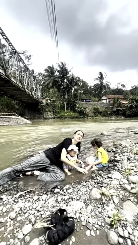 8 Foto Nadine Chandrawinata Mengajak Djiwa dan Djala Bermain di Sungai, Pasir, dan Air