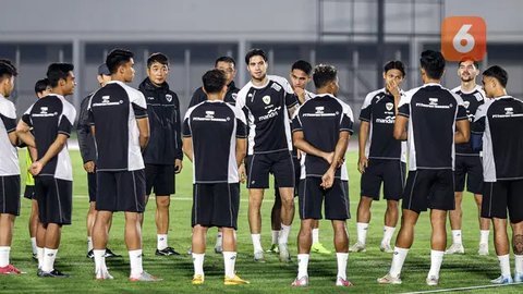 Pemain Timnas Indonesia, Kevin Diks, saat sesi latihan jelang lawan Jepang di Stadion Madya, Jakarta, Selasa (11/12/2024). (Bola.com/Bagaskara Lazuardi)