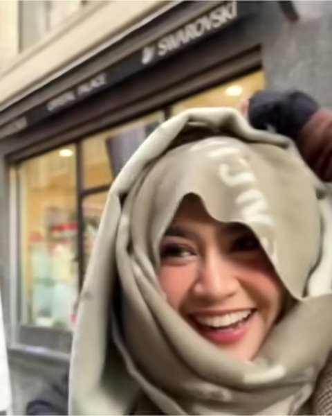 8 Foto Mahalini Berhijab Ala Putri Delina Saat Liburan di Eropa, Bikin Salfok dan Mendapat Pujian Karena Cantik