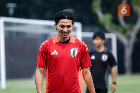 Kapten Timnas Jepang, Wataru Endo (kanan) dan bek senior Yuto Nagatomo menjalani latihan di Lapangan A, Gelora Bung Karno, Jakarta, Rabu (13/11/2024). (Bola.com/Bagaskara Lazuardi)