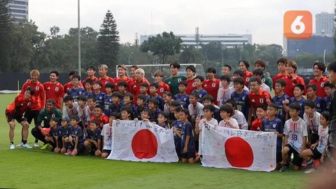 Kapten Timnas Jepang, Wataru Endo (kanan) dan bek senior Yuto Nagatomo menjalani latihan di Lapangan A, Gelora Bung Karno, Jakarta, Rabu (13/11/2024). (Bola.com/Bagaskara Lazuardi)