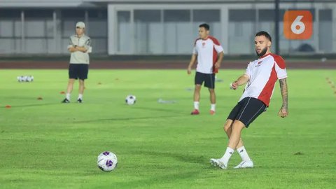 Pemain Timnas Indonesia, Calvin Verdonk (kanan) melakukan pemanasan bersama Wahyu Prasetyo saat mengikuti latihan menjelang laga Kualifikasi Piala Dunia 2026 melawan Bahrain di Hamad Town