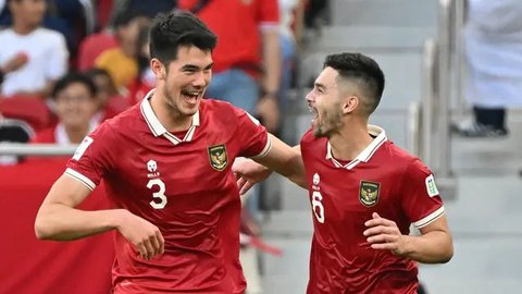 Ekspresi kebanggaan Sandy Walsh usai mencetak gol pertamanya untuk Timnas indonesia. Gol itu dicetak ke gawang Timnas Jepang dalam laga Grup D Piala Asia 2023, Rabu (24/1/2024). (Bola.com/Giu