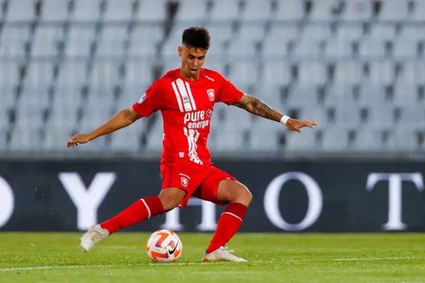 Mees Hilgers bersama FC Twente di Eredivisie 2024/2025 (Instagram/meeshilgers)