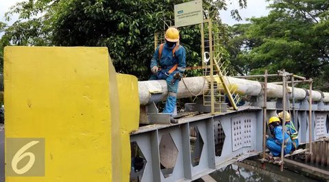 Pekerja merawat jaringan pipa gas milik Perusahaan Gas Negara (PGN) di Jakarta, Rabu (21/9/2016). (Liputan6.com/Helmi Afandi)
