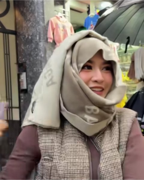 "Aku udah nggak lipet-lipet lho ya!" protes Putri Delina yang langsung ditanggapi oleh Mahalini, "Ya aku kan ceritanya jadi kamu!"