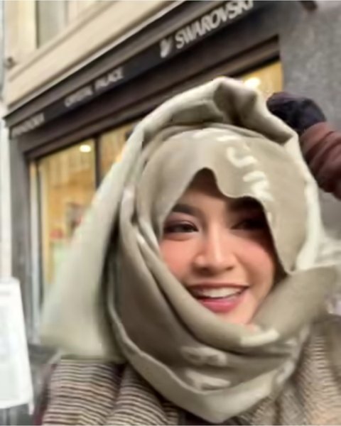 "MKSTTTTTTT???? kan hari ayah bukan hari cosplay putdel," ungkap istri Rizky Febian tersebut, diikuti emoji tangan berlipat.