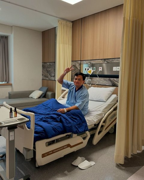 Hedi Yunus membagikan momen dirinya dirawat inap di rumah sakit sebelum dan sesudah menjalani operasi melalui postingan Instagram.