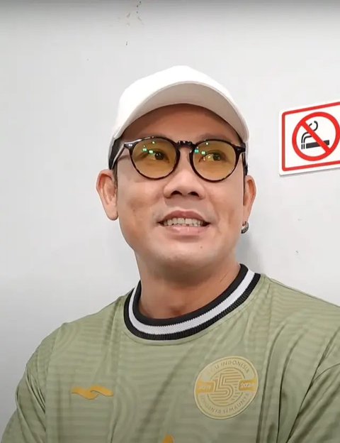 Denny dan Olivia juga kompak mengenakan coat saat liburan. [@oliviasumargo]