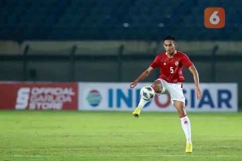 Performa Rizky Ridho bisa dibilang sangat konsisten, baik bersama Timnas Indonesia maupun klub. Bek yang tampil disiplin serta memiliki kecepatan dan tangguh dalam duel satu lawan satu ini bisa diandalkan untuk meladeni para pemain depan Jepang. (Bola.com/M Iqbal Ichsan)