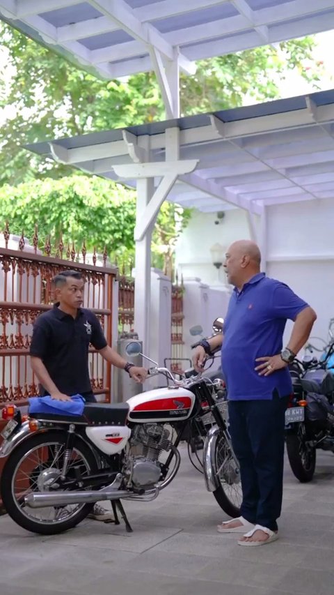 10 Potret Rumah Indro Warkop yang Bernuansa Klasik ala 90-an, Penuh Koleksi Moge - Tampak Cozy