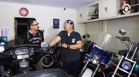 10 Potret Rumah Indro Warkop yang Bernuansa Klasik ala 90-an, Penuh Koleksi Moge - Tampak Cozy
