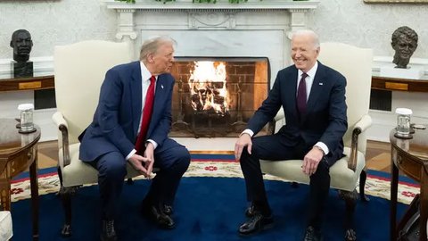Presiden Amerika Serikat (AS), Joe Biden (kanan) saat menerima Presiden AS terpilih Donald Trump di Ruang Oval Gedung Putih di Washington DC, pada Rabu 13 November 2024. (SAUL LOEB/AFP)