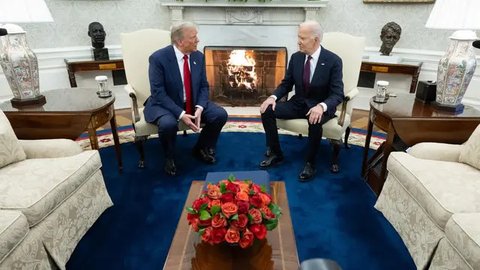 Presiden Amerika Serikat (AS), Joe Biden (kanan) mengundang Donald Trump untuk melakukan kunjungan yang sudah menjadi tradisi dalam peralihan kekuasaan di negara tersebut. (SAUL LOEB/AFP)