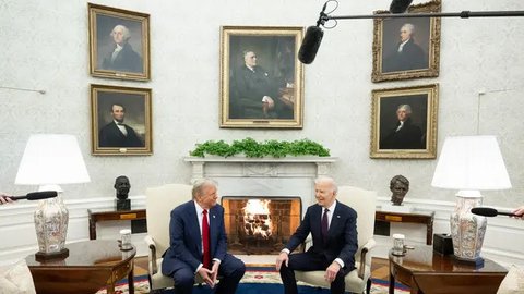 Pada pertemuan tersebut, Donald Trump berterima kasih kepada Presiden AS, Joe Biden yang menjanjikan peralihan kekuasaan yang mulus. (SAUL LOEB/AFP)