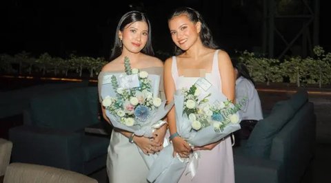Dalam momen bahagia tersebut, Marsha Aruan dan Michelle tampil kompak dengan dress putih. Keduanya sangat elegan memakai gaun putih klasik sambil berpose memegang buket bunga. Tak lupa senyum menawan dipamerkan ke arah kamera. (Liputan6.com/IG/@aruanmarsha)