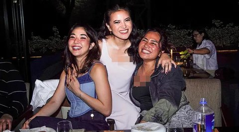 Meski sederhana, terlihat perayaan ultah Marsha Aruan berlangsung dalam suasana yang hangat dan akrab. Di antara para tamu, kehadiran Gisella Anastasia juga mencuri perhatian. Dia tampil stylish dengan tanktop denim yang dipadukan dengan celana jeans. (Liputan6.com/IG/@aruanmarsha)