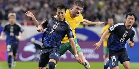 Pemain Timnas Indonesia, Ragnar Oratmangoen (kanan) menguasai bola di depan pemain Irak, Suad Natiq pada laga Grup F putaran kedua Kualifikasi Piala Dunia 2026 zona Asia di Stadion Utama G