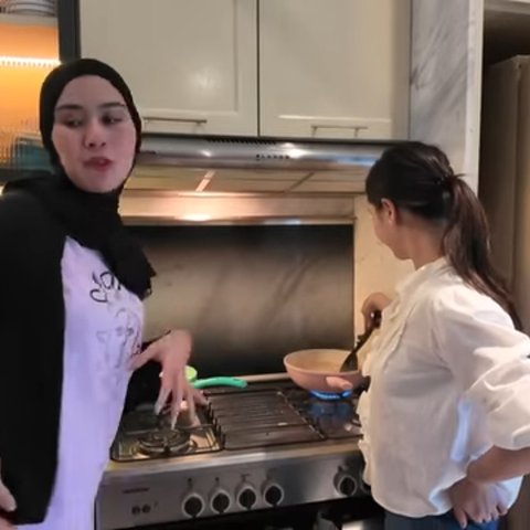 Potret Nagita Slavina Masak Buttermilik Chicken di Rumah Syahnaz Sadiqah, Bumbu Asal Cemplung Gimana Rasanya?