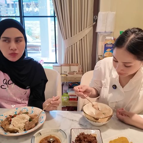 Potret Nagita Slavina Masak Buttermilik Chicken di Rumah Syahnaz Sadiqah, Bumbu Asal Cemplung Gimana Rasanya?