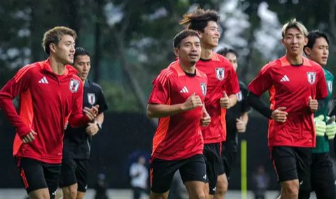 Suporter Timnas Jepang hadir langsung dalam sesi latihan Blue Samurai di Lapangan A SUGBK, Jakarta, Rabu (13/11/2024). (Bola.com/Hery Kurniawan)