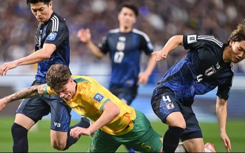 Pemain Jepang, Shogo Taniguchi, menjaga bola saat berhadapan dengan Australia pada matchday 4 Kualifikasi Piala Dunia 2026 di Saitama Stadium, Jepang, Selasa (15/10/2024) malam WIB. (Phili
