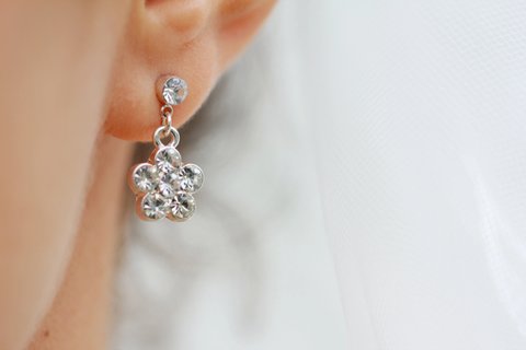 Ilustrasi anting dangle.