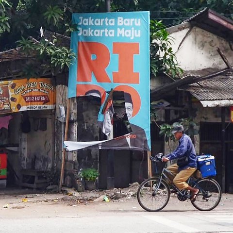 Bawaslu Usut Dugaan Perusakan Baliho Ridwan Kamil-Suswono, Pelaku Terancam Pidana Dua Tahun