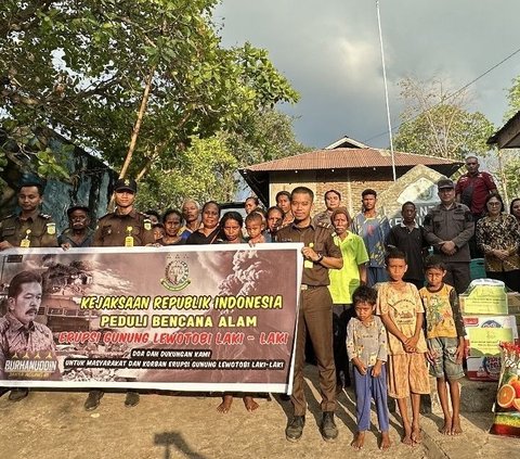 Kejaksaan RI Peduli Salurkan Bantuan Kemanusian untuk Pengungsi Erupsi Gunung Lewotobi