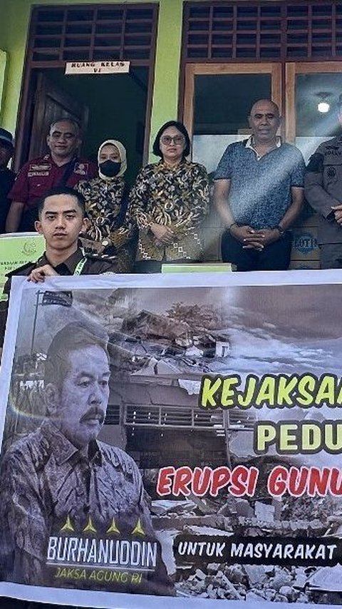 Kejaksaan RI Peduli Salurkan Bantuan Kemanusiaan untuk Pengungsi Erupsi Gunung Lewotobi