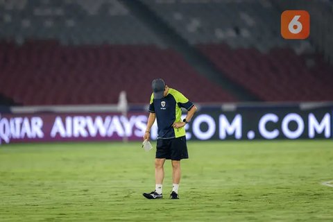 Pelatih Timnas Indonesia, Shin Tae-yong (kiri) menunjuk penerjemahnya Jeong Seok-seo atau Jeje untuk berfoto bersama dengan Jay Idzes saat konferensi pers menjelang laga lanjutan putaran k