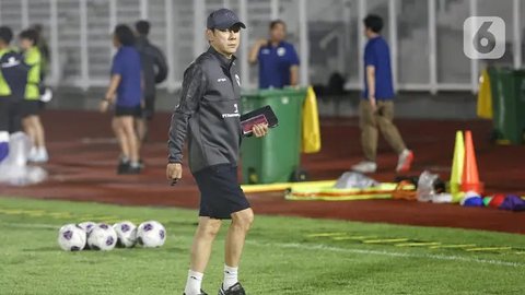 Pelatih Timnas Indonesia, Shin Tae-yong (kiri) menunjuk penerjemahnya Jeong Seok-seo atau Jeje untuk berfoto bersama dengan Jay Idzes saat konferensi pers menjelang laga lanjutan putaran k
