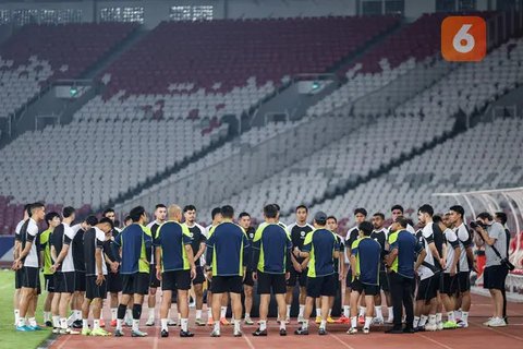 Pelatih Timnas Indonesia, Shin Tae-yong (kiri) menunjuk penerjemahnya Jeong Seok-seo atau Jeje untuk berfoto bersama dengan Jay Idzes saat konferensi pers menjelang laga lanjutan putaran k
