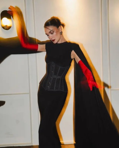 Setelah mencetak box office lewat film Sumala, Luna Maya dan Darius Sinathrya kembali dalam serial Main Api. Mereka menjalani sejumlah adegan dewasa. (Foto: Dok. Instagram @lunamaya)